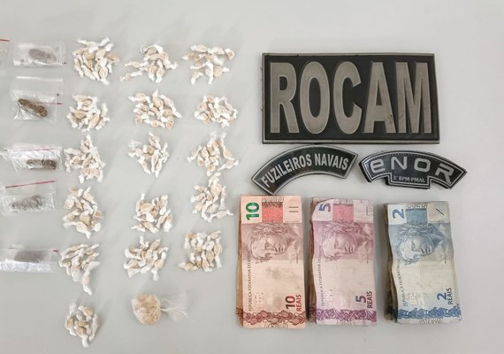 Homem precisa ser socorrido após ser abordado pela PM e tentar esconder droga na boca