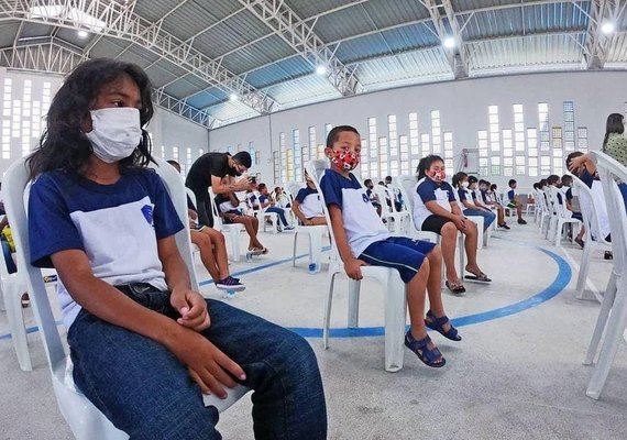 Alunos de Pilar são beneficiados com cerca de 25 mil materiais esportivos