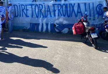 Torcedores do CSA protestam no CT Gustavo Paiva