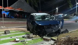 Carro capota na madrugada e fica destruído no bairro da Jatiúca