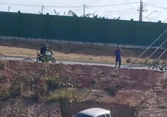 VÍDEO: Carro cai em ribanceira e quase despenca de vez na Av. Marília Mendonça, em Maceió