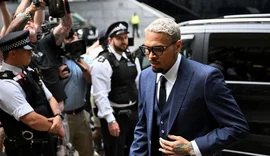 Chris Brown terá de pagar 67 milhões a ex-funcionária após ataque de cão