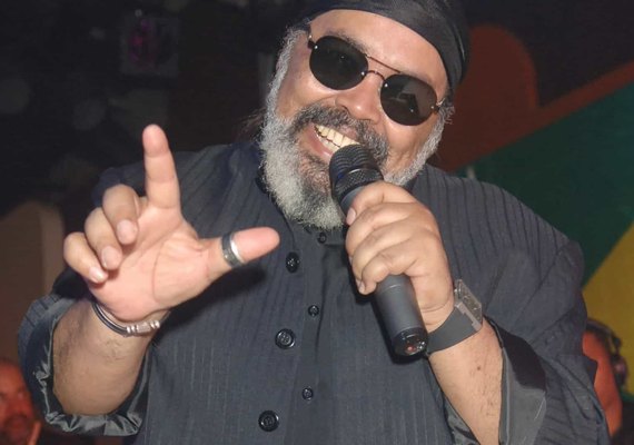 Cantor Jorge Aragão é internado na UTI com covid-19