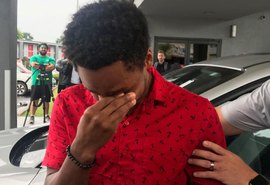 Estudante caminha a noite inteira para chegar ao trabalho e ganha carro do diretor