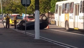 Capotamento é registrado na Avenida Fernandes Lima; homem ficou ferido