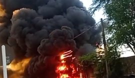 Incêndio em depósito de pneus deixa bairro às escuras e assusta moradores em Maceió
