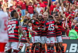 Flamengo vence e tira Inter da briga pelo título brasileiro