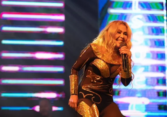 Fã invade palco de Joelma no Acre e assusta a cantora; veja o vídeo