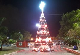 Decoração de Natal ilumina praça no Benedito Bentes