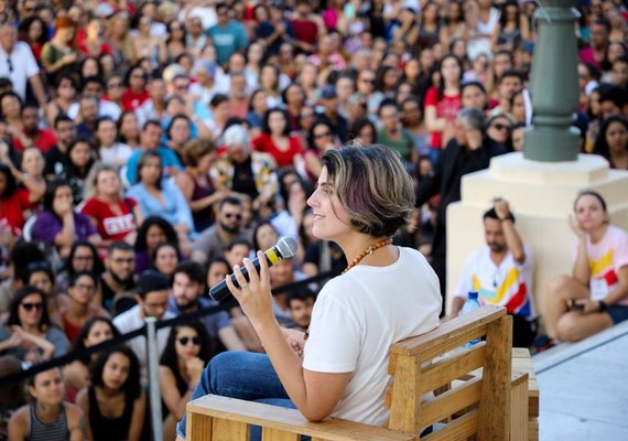 Bate-papo com Manuela d’Avila lota último dia da Bienal