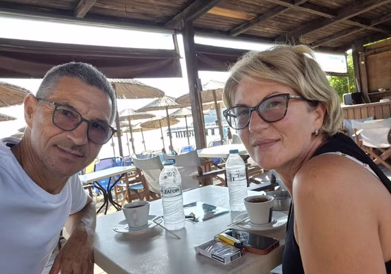 Mulher relata desespero ao segurar marido sugado por janela de avião