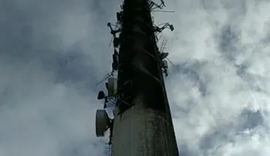 Torre de transmissão pega fogo durante madrugada