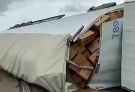 Carreta transportada de café tomba na BR-101 em Alagoas e interdita trecho da rodovia