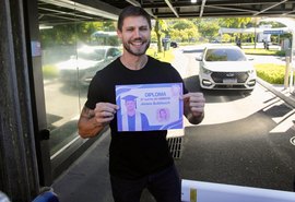 Jonas eliminado do BBB 26 recebe diploma simbólico e elogia Ana Paula