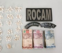 Homem precisa ser socorrido após ser abordado pela PM e tentar esconder droga na boca