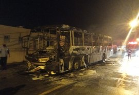 Ônibus pega fogo no Eustáquio Gomes e fica destruído