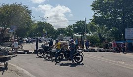 Moradores do bairro Vergel do Lago bloqueiam a Avenida Senador Rui Palmeira em Maceió; entenda