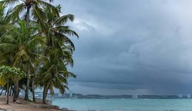 Marinha mantém alerta de ressaca com ondas de até 2,5 metros no litoral de Alagoas