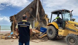 Convívio Social realiza demolição de barraca irregular na praia de Cruz das Almas