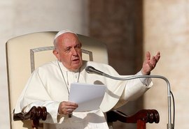 Papa pede que famílias recolham celulares e conversem nas refeições