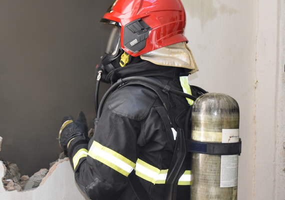 Corpo de Bombeiros combate incêndio em estabelecimento comercial na Ponta Verde, em Maceió