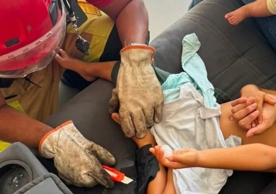 Menino de 3 anos fica preso em sofá após brincar com supercola