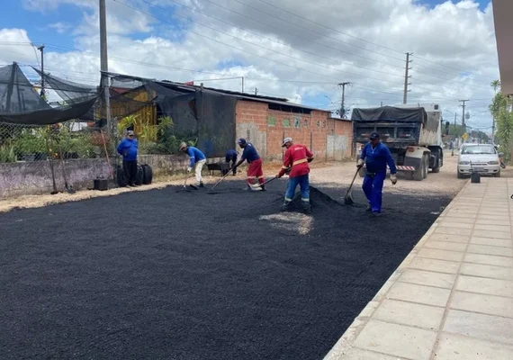 Avenida em Antares recebe 95 toneladas de asfalto em Maceió