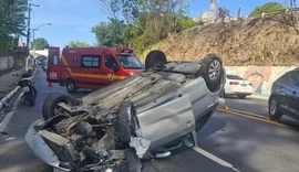 Carro capota após colidir com poste na Leste-Oeste, em Maceió