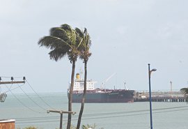 Marinha emite alerta de ressaca com ondas de até 4 metros em Alagoas