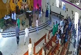 Homem invade altar e tenta atacar bispo: “A condenação dele está próxima”