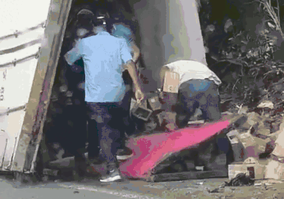 Caminhão com queijos tomba na BR-101 e carga é saqueada por populares