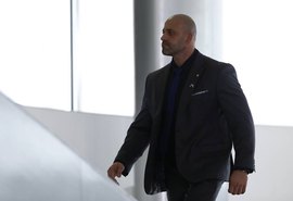 Três partidos e Renan acionam STF para anular indulto de Bolsonaro à Daniel Silveira