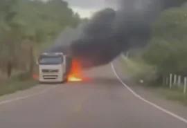 Carreta pega fogo em trecho da BR-349 no Litoral Sul de Alagoas