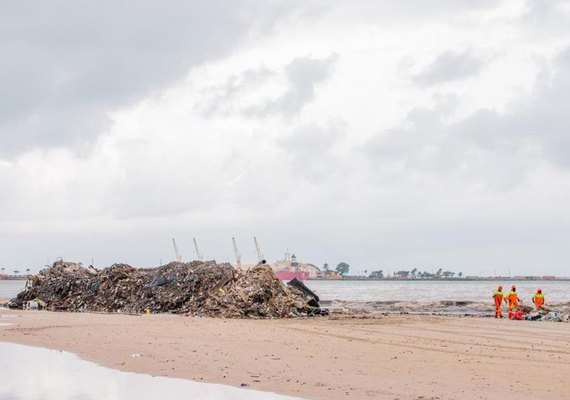 Após chuvas, Prefeitura de Maceió retira 400 toneladas de lixo da praia