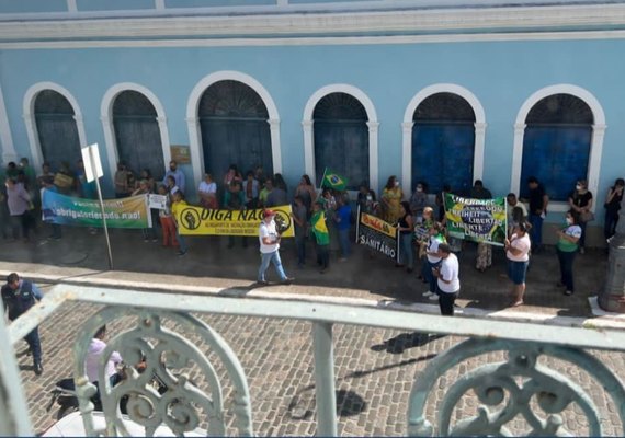 Contra o passaporte vacinal em escolas, manifestantes protestam na porta da Câmara; veja vídeo
