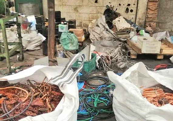 Dois homens são presos em flagrante com mais de R$ 7 mil em fios de cobre furtados