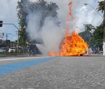 Condutores e pedestres tomam susto após carro pegar fogo na Fernandes Lima