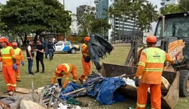 Operação retira estruturas e entulhos da orla da Pajuçara