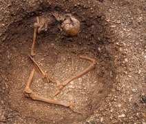 Arqueólogos encontram esqueletos entrelaçados em silo na França