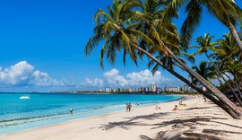 Caetano Veloso compara beleza de praia italiana ao mar de Maceió