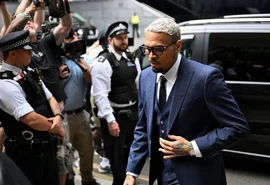 Chris Brown terá de pagar 67 milhões a ex-funcionária após ataque de cão