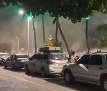 Vídeo: Ventania assusta pessoas e causa danos em estabelecimentos e veículos na orla de Maceió