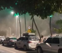 Vídeo: Ventania assusta pessoas e causa danos em estabelecimentos e veículos na orla de Maceió