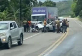 Duas pessoas ficam gravemente feridas após colisão de carro e caminhão na BR-316