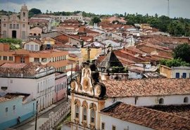 Jovem é morto a tiros com por homens encapuzados na frente da família em Penedo