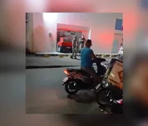 Carro invade agência bancária e motorista foge após destruir fachada
