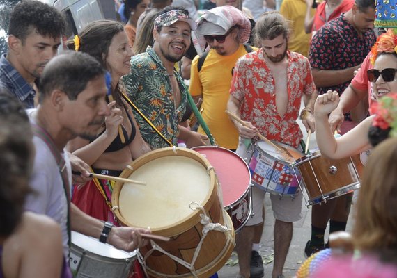 Com novos casos de covid-19, Rio de Janeiro cancela blocos de rua no carnaval