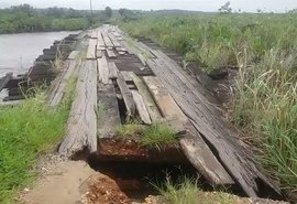 Ponte que liga Penedo a Feliz Deserto é destruída pela chuva