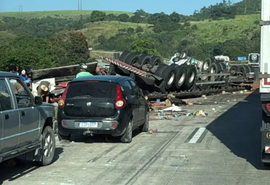 Carreta com material de limpeza capota e restringe trânsito na BR-101