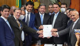 Bolsonaro entrega à Câmara PL que permite privatização dos Correios